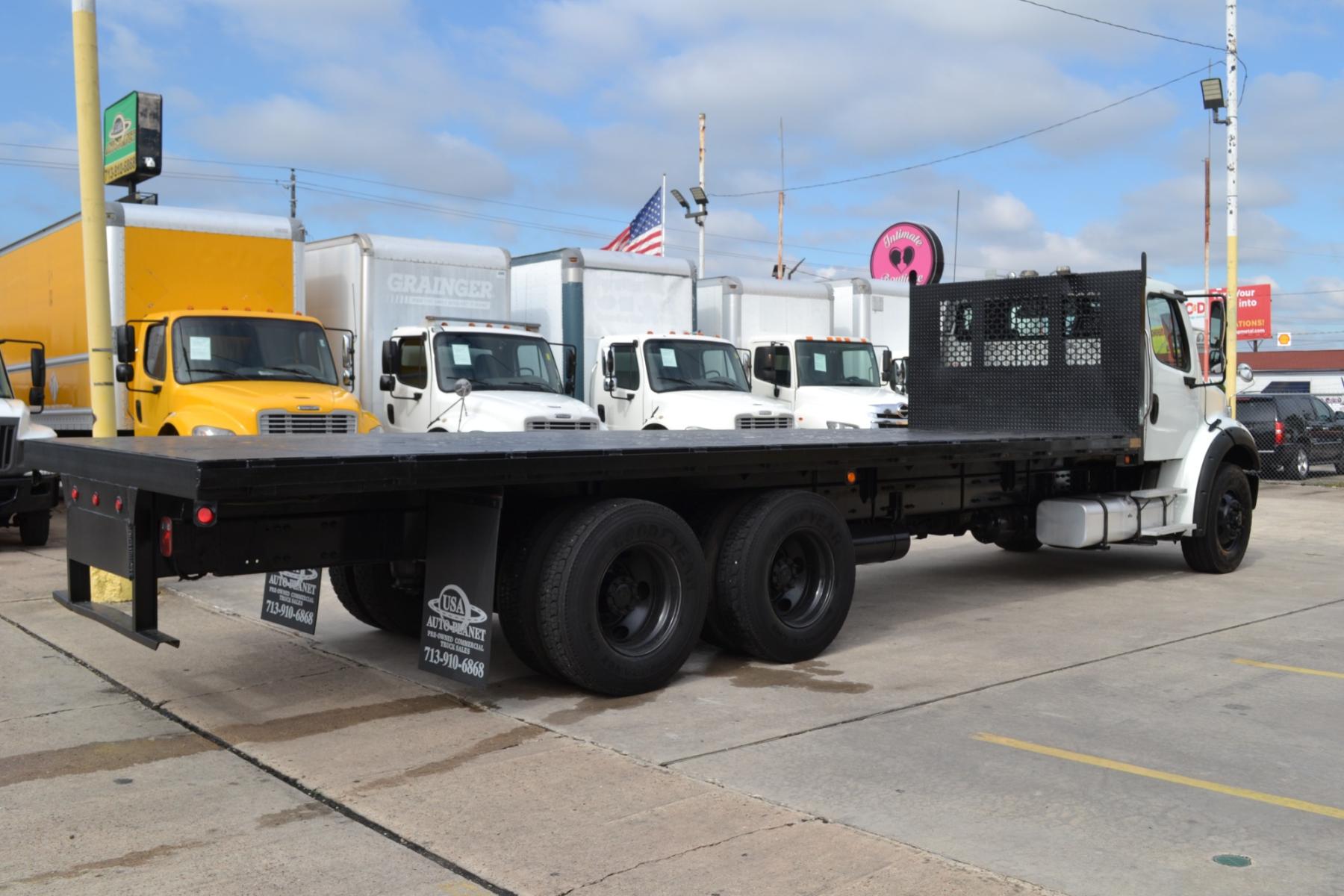 2018 WHITE /BLACK FREIGHTLINER M2-112 with an CUMMINS L9 8.9L 370HP engine, EATON FULLER 10SPD MANUAL transmission, located at 9172 North Fwy, Houston, TX, 77037, (713) 910-6868, 29.887470, -95.411903 - TANDEM AXLE, 56,000LB GVWR , 26FT FLATBED , 96" WIDE, AIR RIDE, RATIO: 3.55 , WB: 270" , DUAL 60 GALLON FUEL TANKS, POWER WINDOWS, LOCKS, & MIRRORS, DIFFERENTIAL LOCK - Photo #3